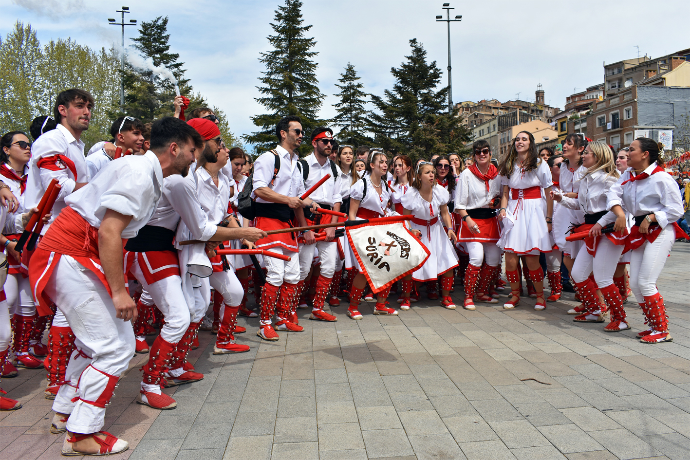 Actuació de la Colla Grans de l'Agrupació Sardanista a la plaça de Sant Joan, dins de les Caramelles de Súria.