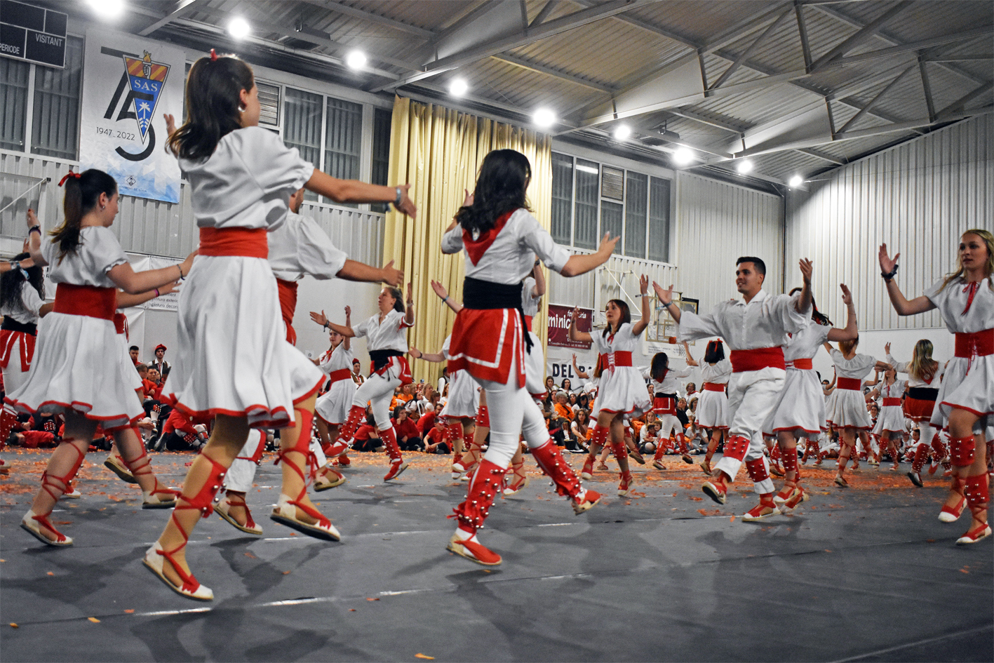 Actuació de la Colla Grans de l'Agrupació Sardanista a la Trobada Caramellaire del Pavelló, dins de les Caramelles de Súria.