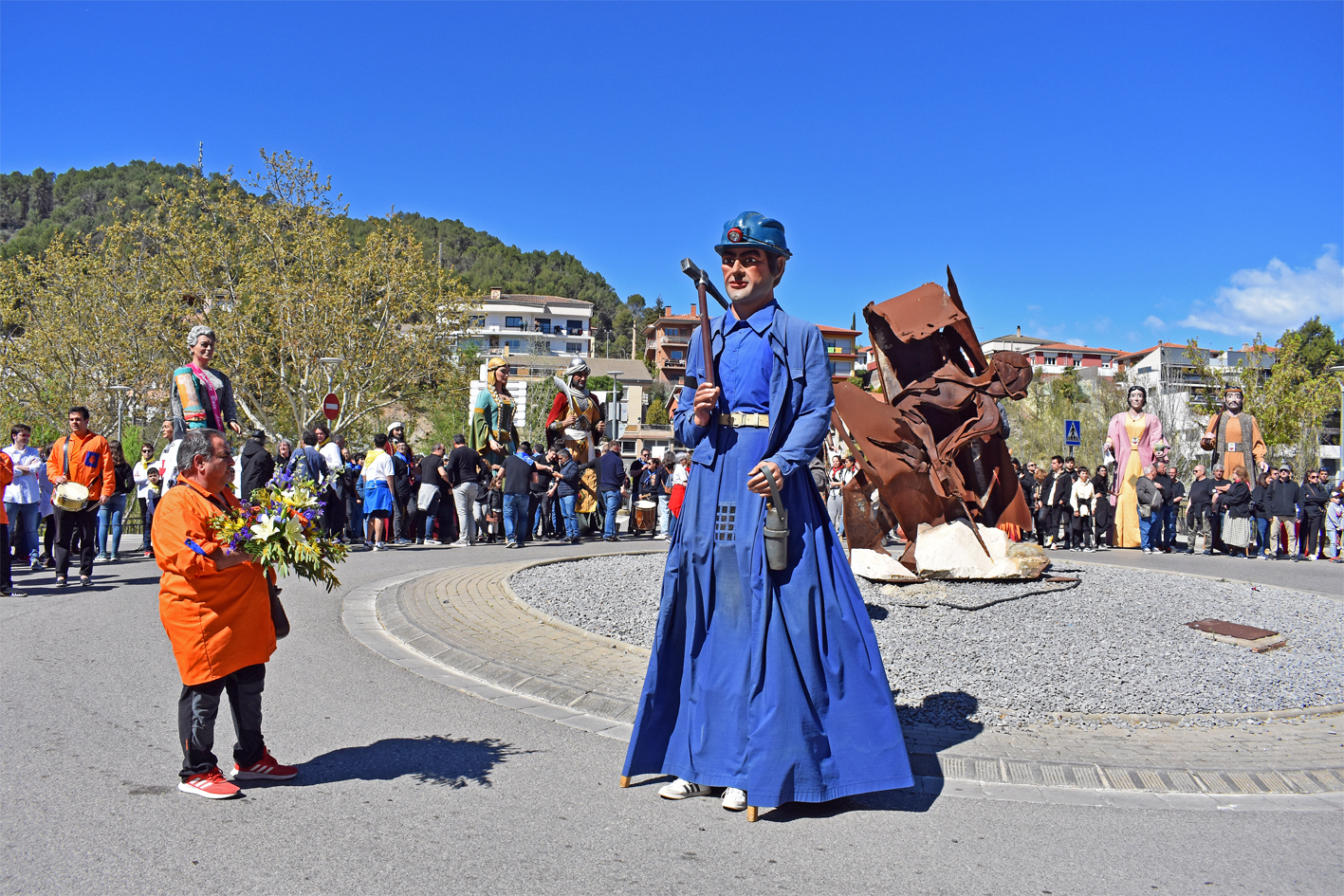 El Gegant Miner de SÃºria, durant lâ€™acte dâ€™homenatge i ofrena floral de la 13a Trobada Gegantera de la Fira de Rams al Monument a la Mineria, en record de les vÃ­ctimes del recent accident de la mina de Cabanasses.