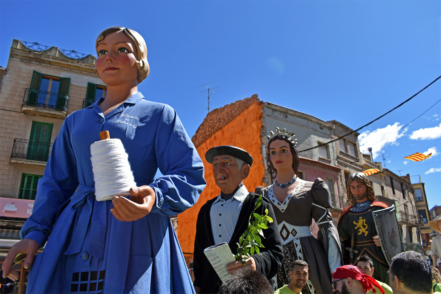 Els Geganters Els K + Sonen (Balsareny), durant la 13a Trobada Gegantera de la Fira de Rams de SÃºria.