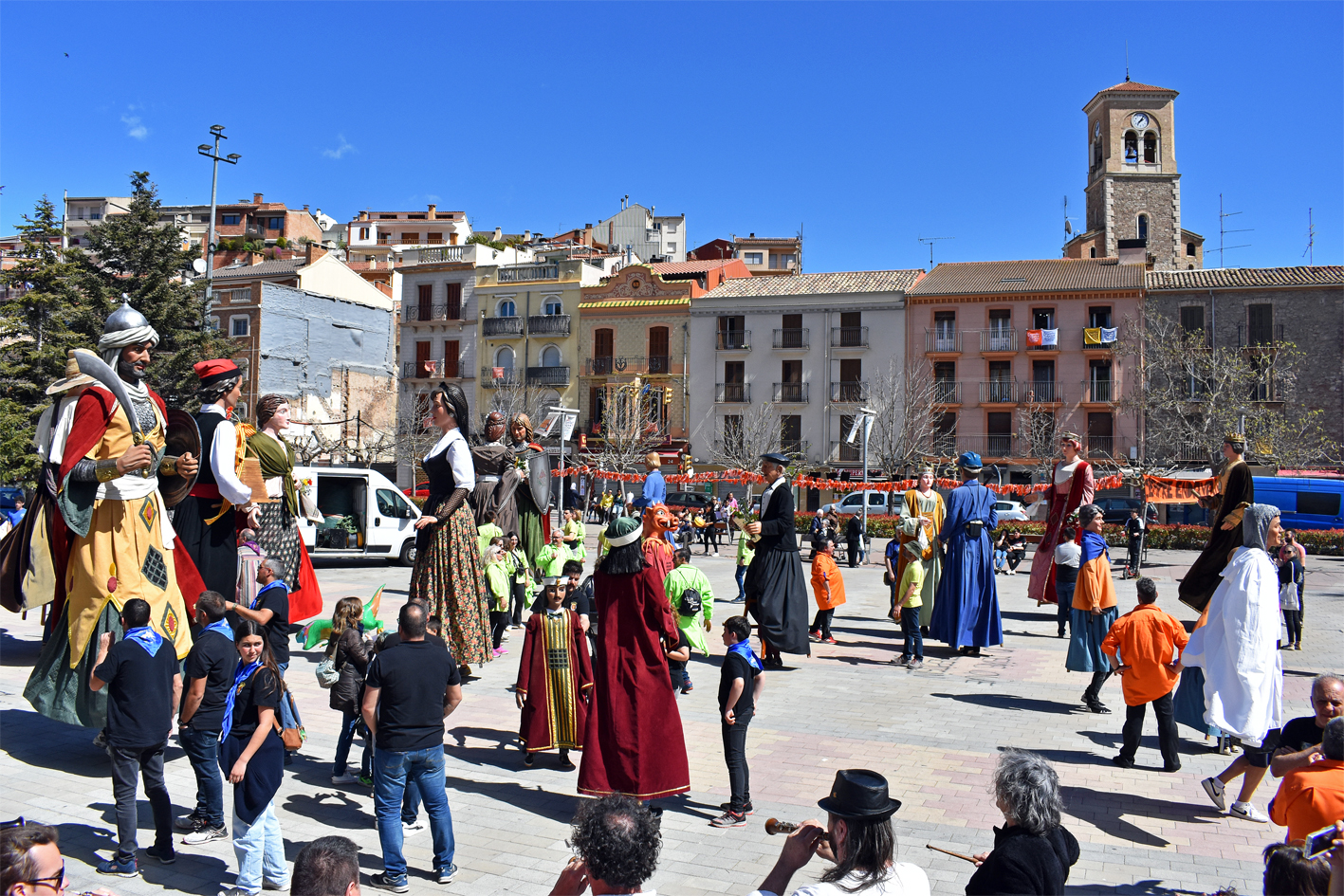 Ballada de cloenda de les colles participants en la 13a Trobada Gegantera de la Fira de Rams de SÃºria, a la plaÃ§a de Sant Joan.