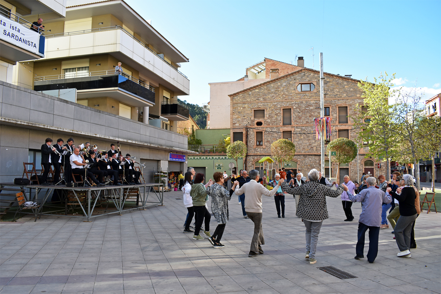 Ballada de sardanes de la Fira de Rams de SÃºria, a cÃ rrec de la Cobla SÃºria, a la plaÃ§a de la Serradora.
