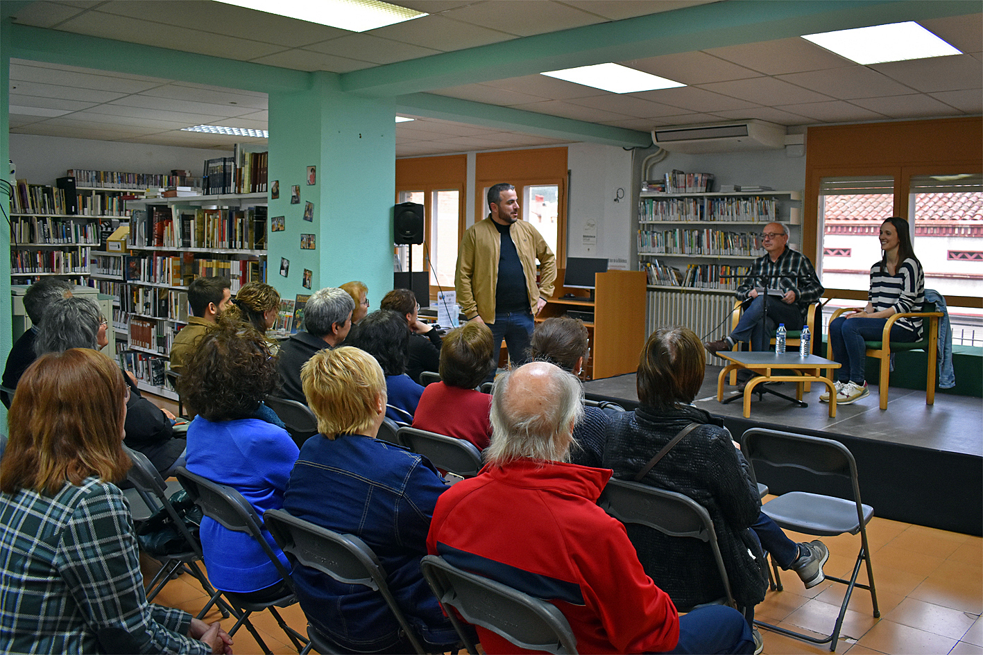 Lâ€™alcalde Albert CoberÃ³ parla durant la presentaciÃ³ del llibre 'Lâ€™abisme de la llum en MÃ rius Torres' de Laia Suades a la Biblioteca PÃºblica, dins del cicle 'Per Sant Jordi, llibres de casa'.