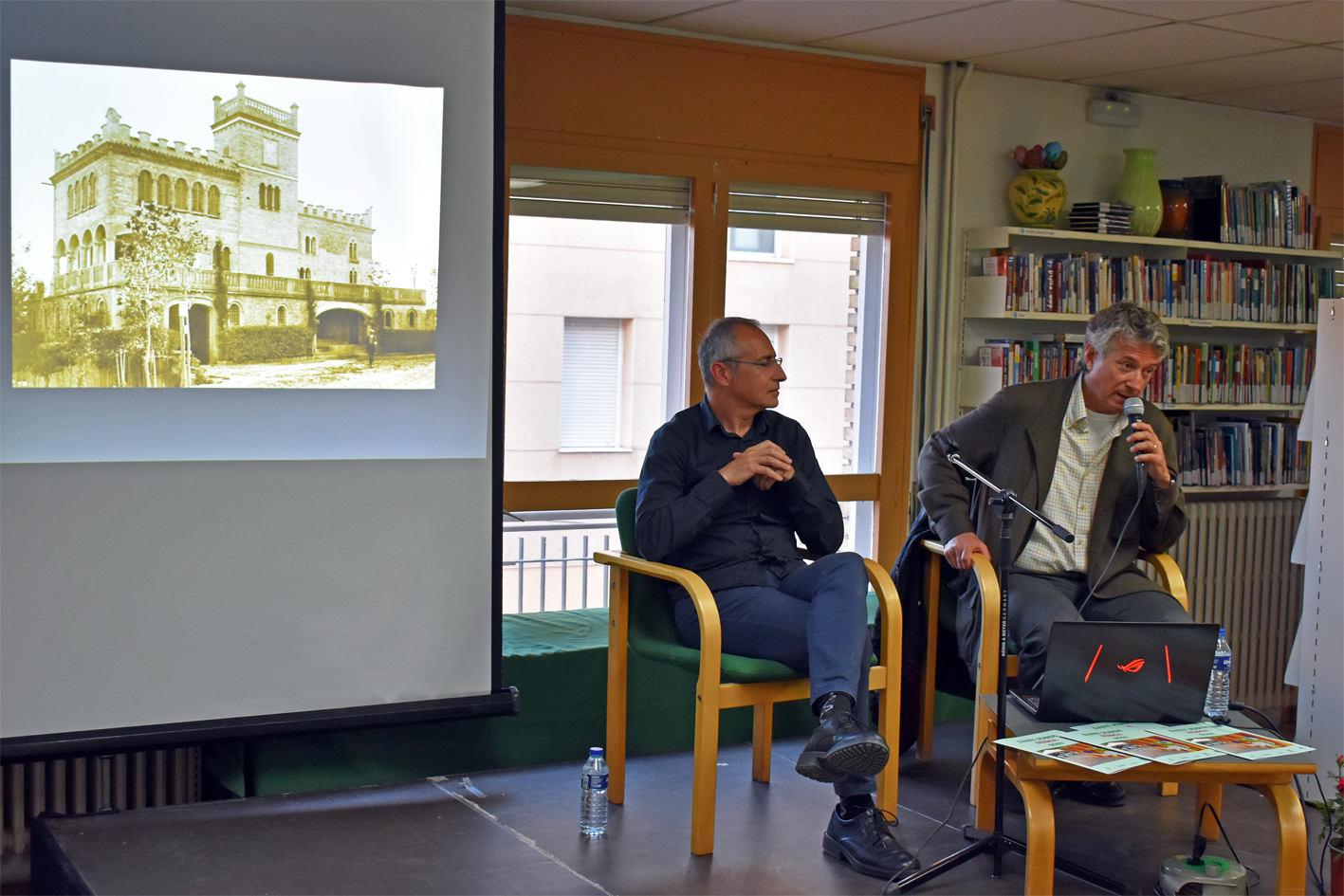 Lâ€™autor Raimon Jordi Ferran parla durant la presentaciÃ³ del seu llibre 'La Vila dâ€™ArgenÃ§ola. El somni wagneriÃ  del besavi' a la Biblioteca PÃºblica, al costat de lâ€™alcalde de Castellnou de Bages, DomÃ¨nec Ã’rrit.