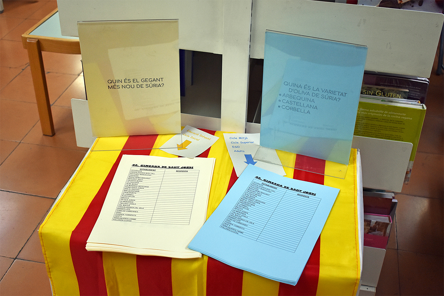 Elements de la Gimcana de Sant Jordi, a la Biblioteca PÃºblica.