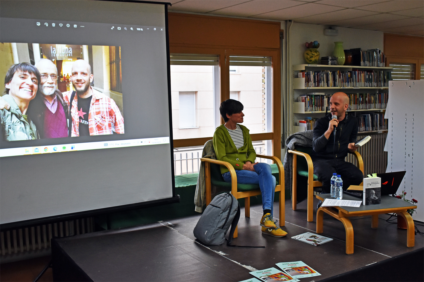 PresentaciÃ³ del llibre 'Papers de Pau. Arcadi Oliveres', editat pel surienc Jordi AlguÃ© i Mar Valldeoriola, a la Biblioteca PÃºblica, dins del cicle 'Per Sant Jordi, llibres de casa'.