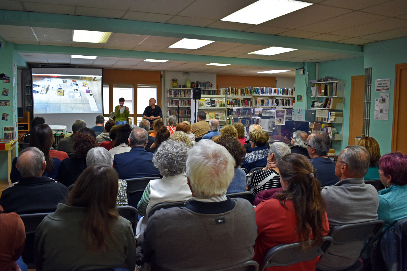 PresentaciÃ³ del llibre 'Papers de Pau. Arcadi Oliveres', editat pel surienc Jordi AlguÃ© i Mar Valldeoriola, a la Biblioteca PÃºblica, dins del cicle 'Per Sant Jordi, llibres de casa'.