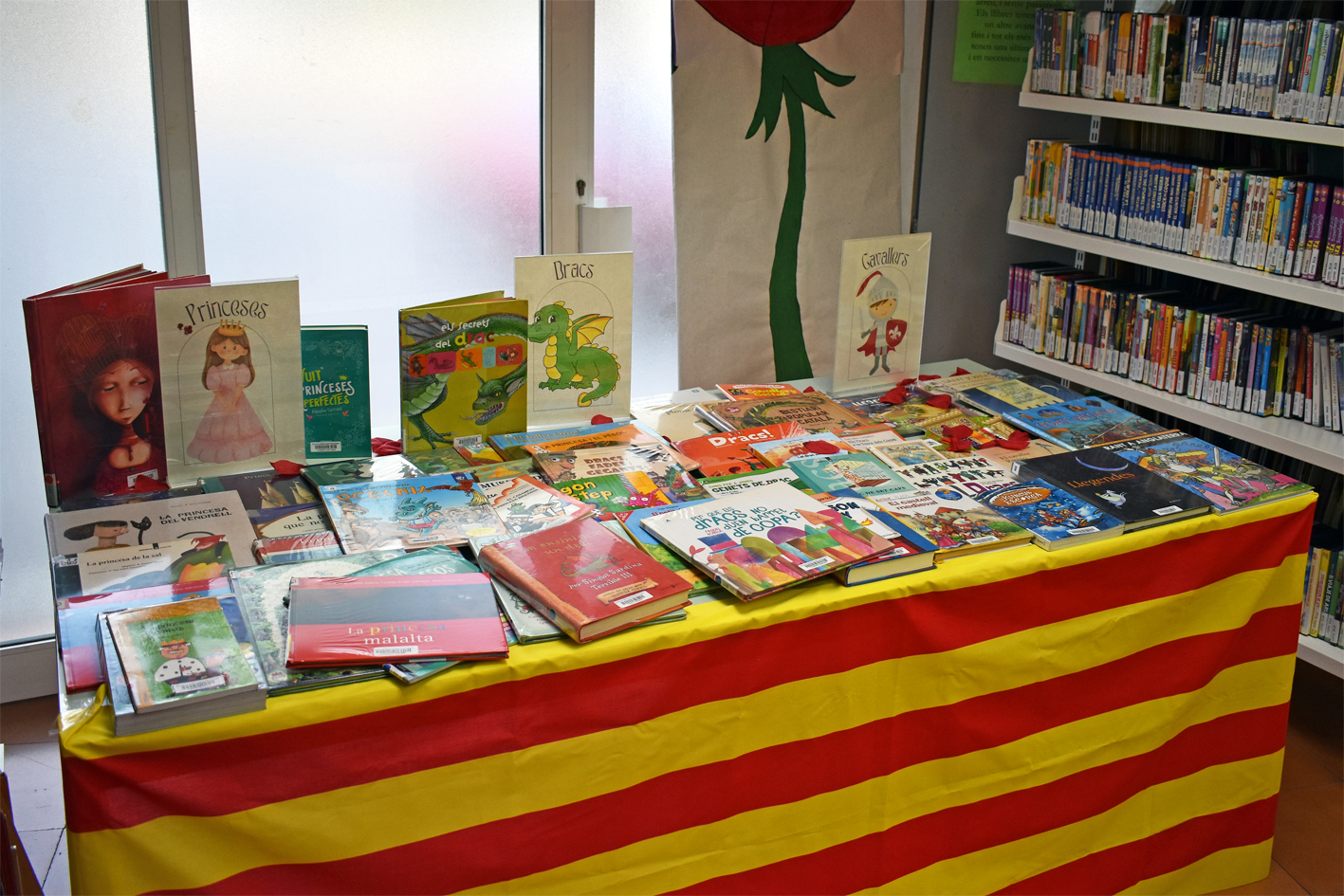 Llibres sobre la llegenda de Sant Jordi, a la Biblioteca PÃºblica.