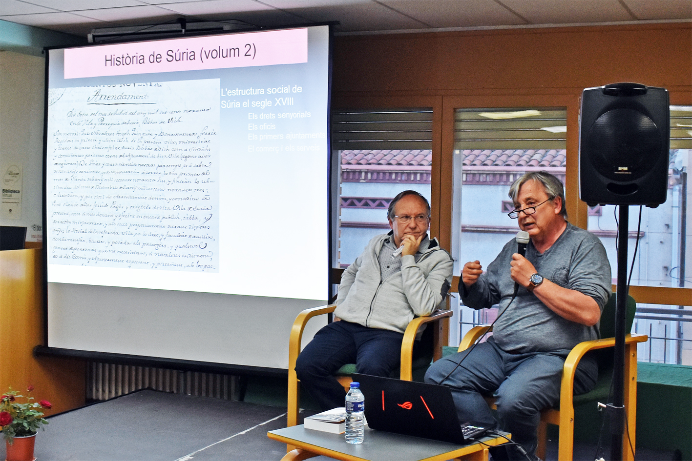 Lâ€™estudiÃ³s surienc Albert FÃ brega parla durant la presentaciÃ³ del seu llibre 'HistÃ²ria de SÃºria. Volum 2', al costat de lâ€™historiador navarclÃ­ LlorenÃ§ Ferrer, dins del cicle 'Per Sant Jordi, llibres de casa'.