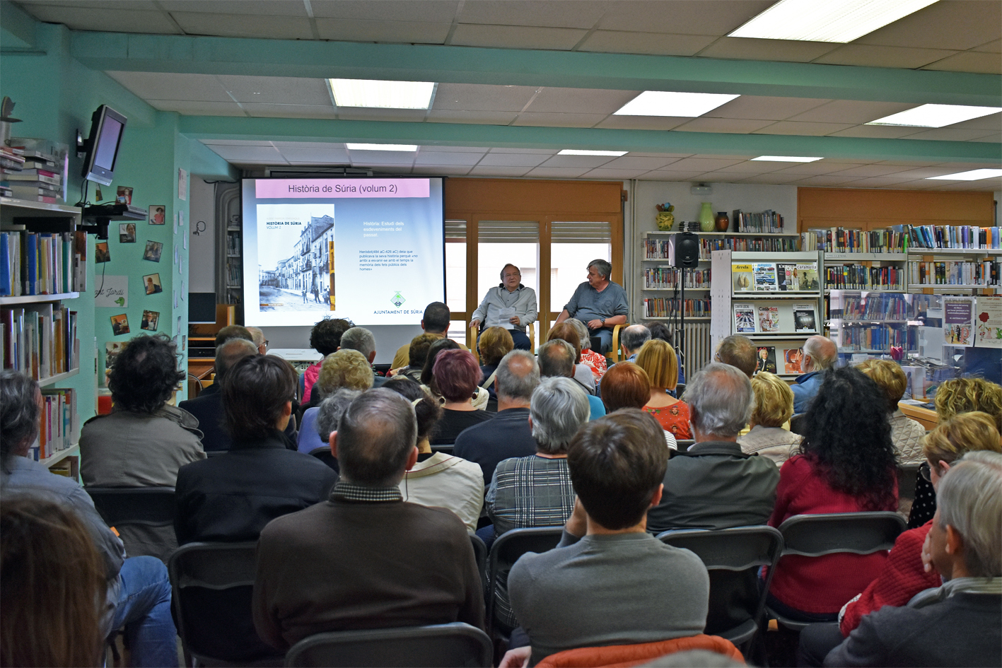 Imatge de la presentaciÃ³ del llibre 'HistÃ²ria de SÃºria. Volum 2' dâ€™Albert FÃ brega a la Biblioteca PÃºblica, dins del cicle 'Per Sant Jordi, llibres de casa'.