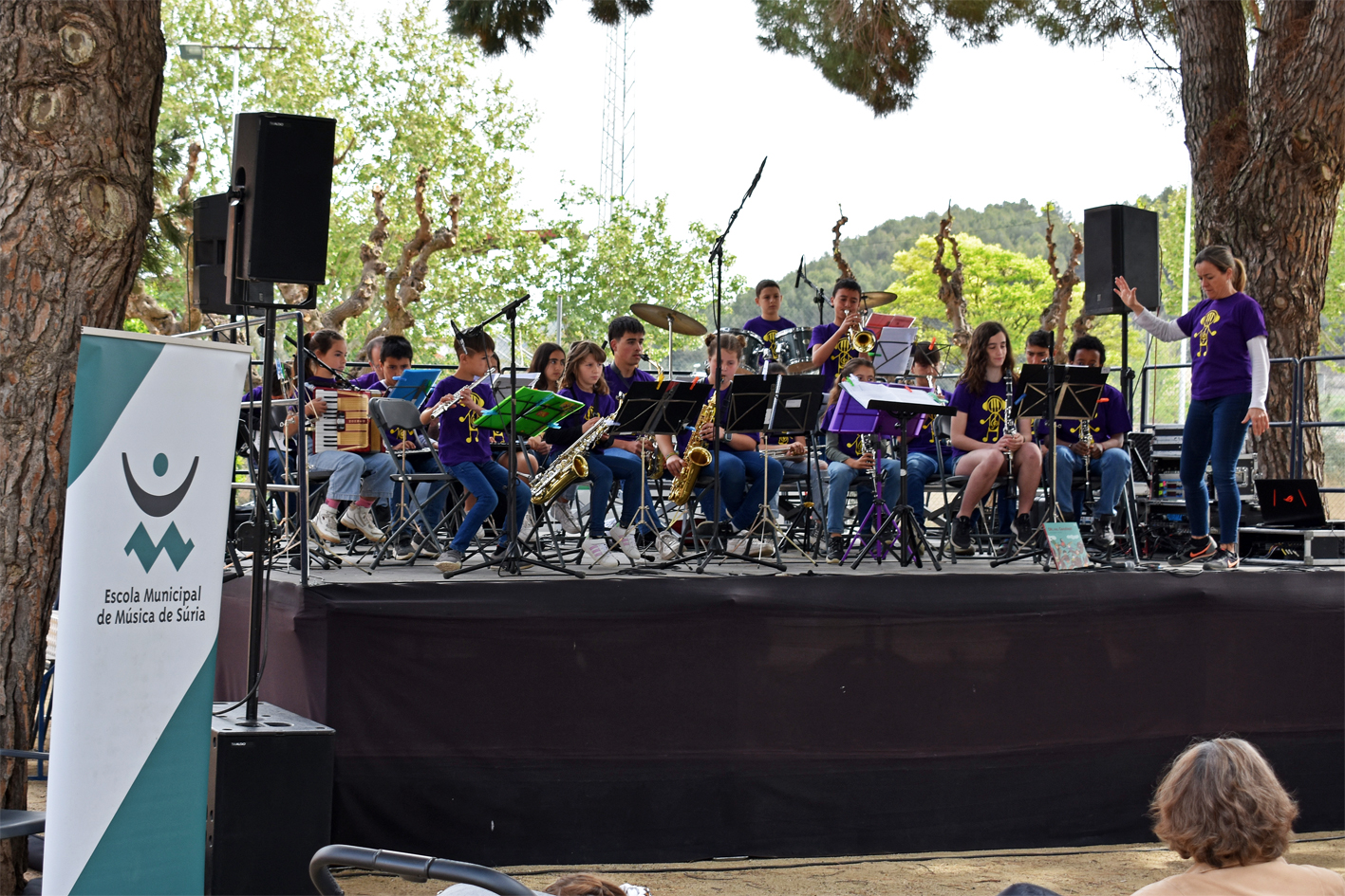 ActuaciÃ³ de lâ€™Orquestra DiabÃ²lica de lâ€™Escola Municipal de MÃºsica durant lâ€™acte de presentaciÃ³ del llibre 'Oh, no. Carolina!' dâ€™Eva Ferrer al Parc Municipal Macary i Viader, dins del cicle 'Per Sant Jordi, llibres de casa'.