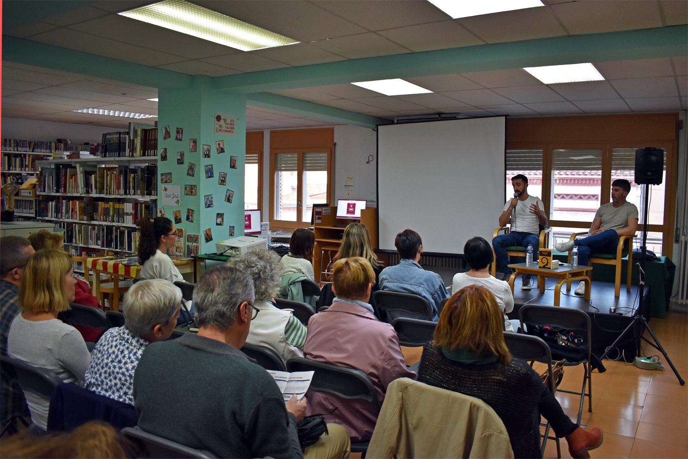 PresentaciÃ³ del llibre 'Negatividad positiva. LibÃ©rate del sufrimiento inteligentementeâ€™ del surienc Joan Rubio a la Biblioteca PÃºblica, dins del cicle 'Per Sant Jordi, llibres de casa'. 