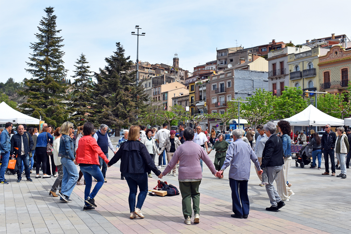 Ballada de sardanes a la plaÃ§a de Sant Joan durant la diada de Sant Jordi a SÃºria.