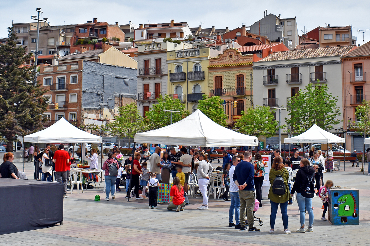 Parades i jocs infantils a la plaÃ§a de Sant Joan durant la diada de Sant Jordi a SÃºria.
