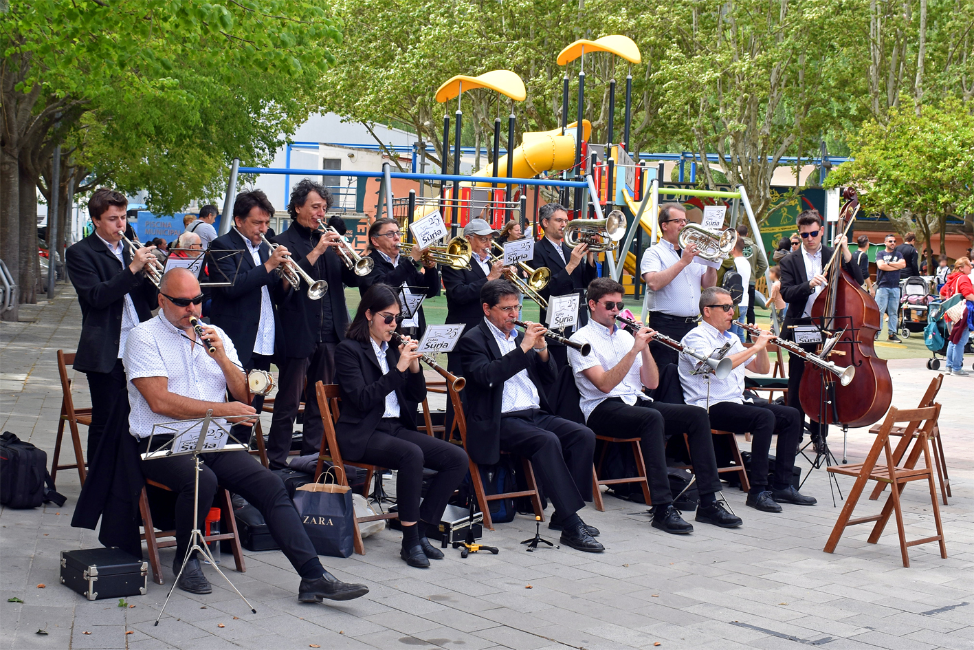 La Cobla SÃºria interpreta una sardana a la plaÃ§a de Sant Joan durant la diada de Sant Jordi a SÃºria.
