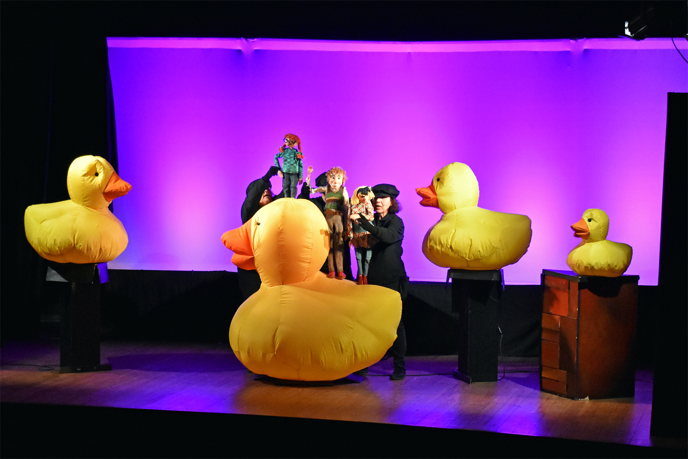Escena de lâ€™espectacle infantil 'Lâ€™aventura dâ€™avorrir-se' de Lâ€™Estaquirot Teatre, dins de la programaciÃ³ de la 6a ediciÃ³ del festival dâ€™arts escÃ¨niques Art en Cicle, al Teatre del Foment Cultural.