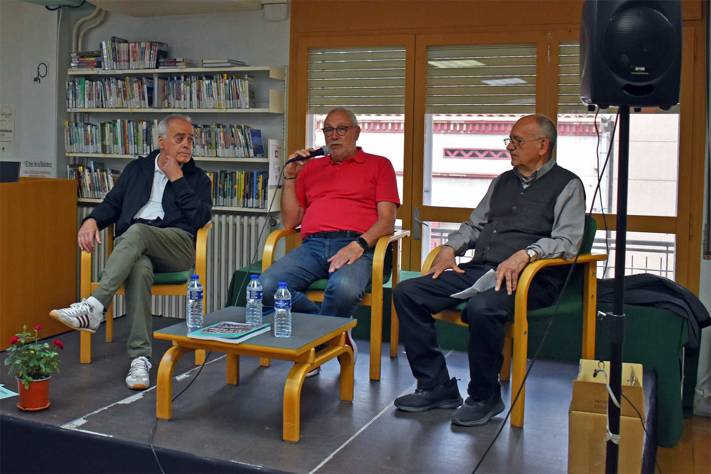 PresentaciÃ³ del llibre '100 anys de futbol a Valls de Torroella' de Demetri DomÃ­nguez, Gabriel Rovira i Joan SobrÃ© a la Biblioteca PÃºblica, dins del cicle 'Per Sant Jordi, llibres de casa'.