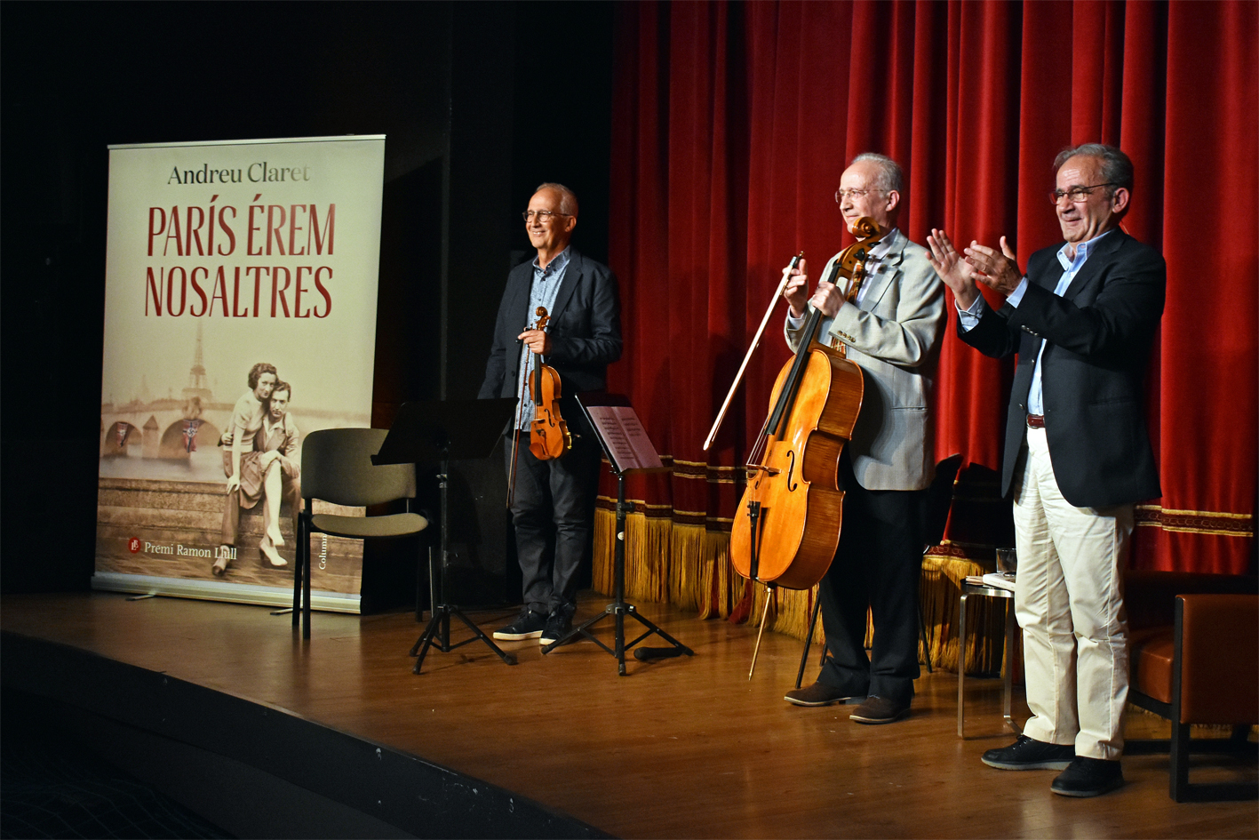 Els germans Andreu, LluÃ­s i Gerard Claret saluden les persones assistents a lâ€™acte de presentaciÃ³ de la novelÂ·la 'ParÃ­s Ã©rem nosaltres' al Teatre del Foment Cultural, dins del cicle 'Per Sant Jordi, llibres de casa'.