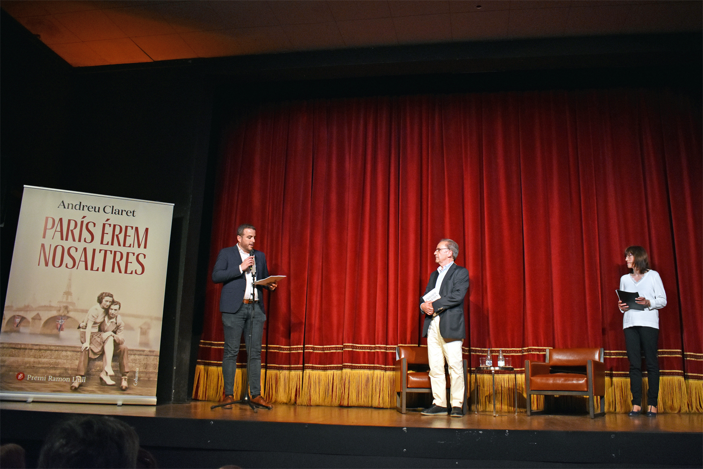 Lâ€™alcalde Albert CoberÃ³ parla durant lâ€™acte de presentaciÃ³ del llibre 'ParÃ­s Ã©rem nosaltres' del periodista i escriptor Andreu Claret al Teatre del Foment Cultural, dins del cicle 'Per Sant Jordi, llibres de casa'.