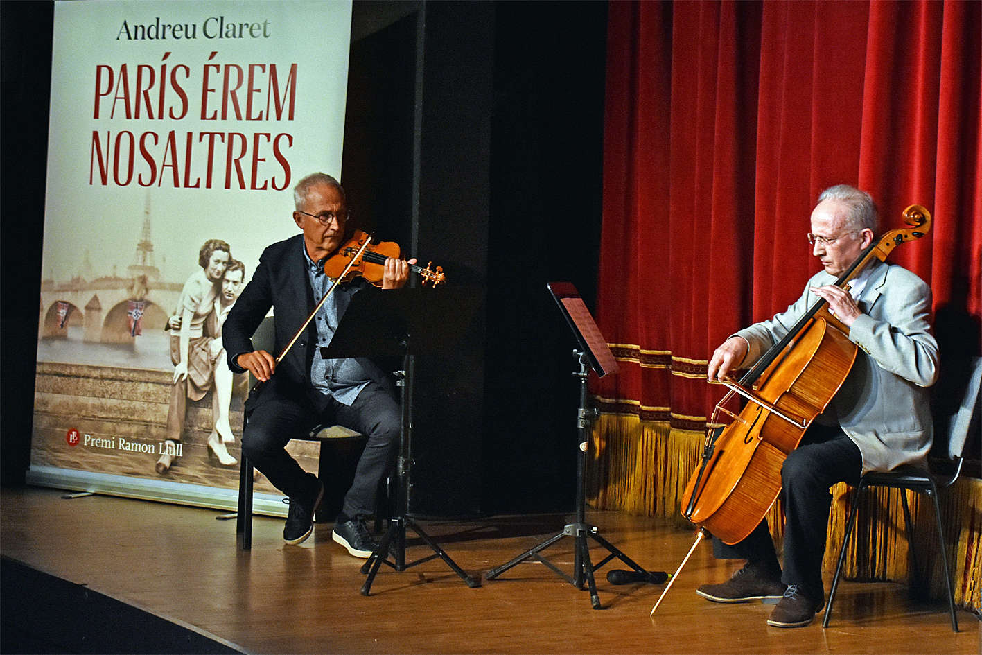 ActuaciÃ³ musical de Gerard i LluÃ­s Claret durant lâ€™acte de presentaciÃ³ del llibre 'ParÃ­s Ã©rem nosaltres' del seu germÃ , el periodista i escriptor Andreu Claret, al Teatre del Foment Cultural, dins del cicle 'Per Sant Jordi, llibres de casa'.