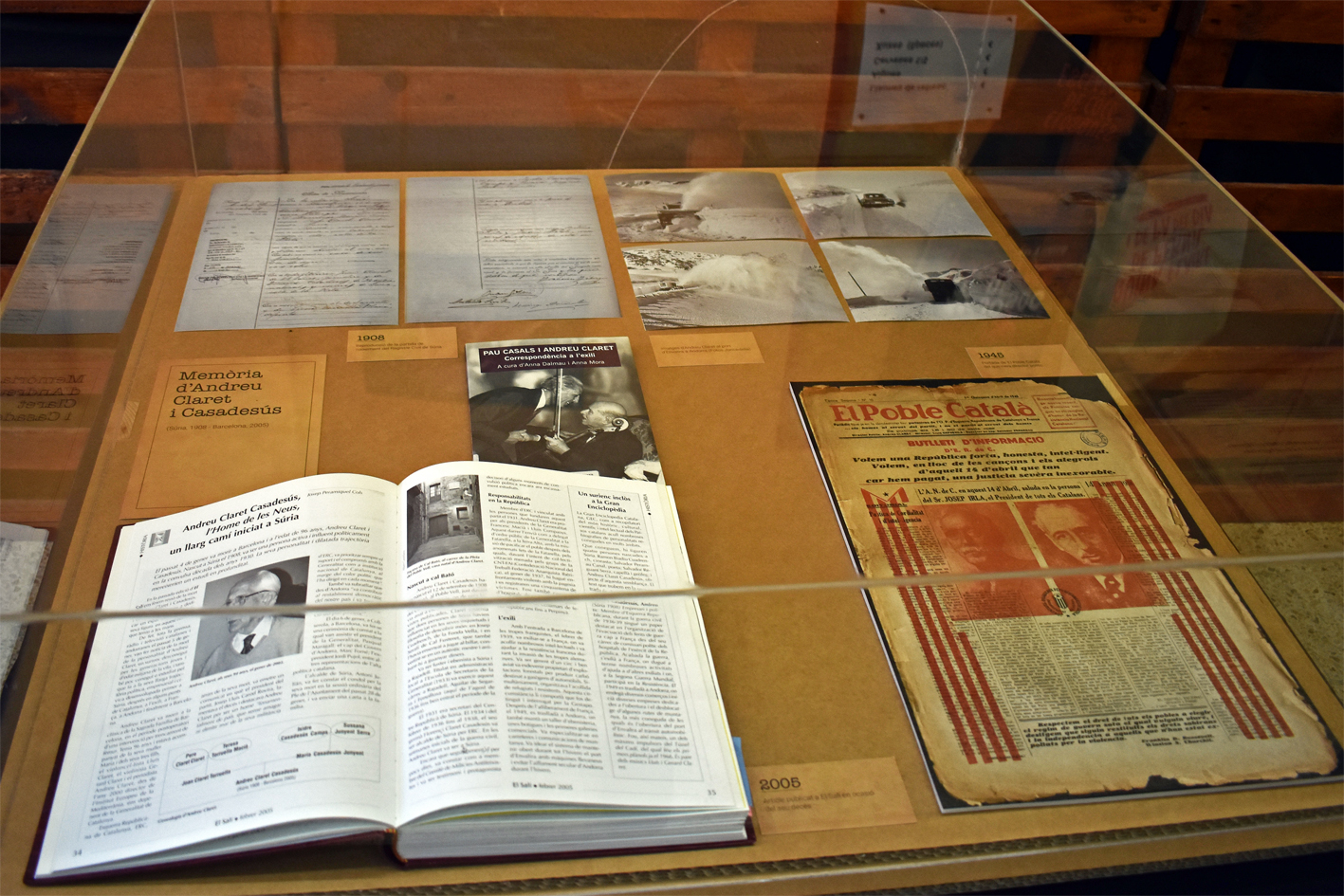 Vitrina de documents histÃ²rics al vestÃ­bul del Teatre del Foment Cultural, durant la presentaciÃ³ de la novelÂ·la 'ParÃ­s Ã©rem nosaltres' del periodista i escriptor Andreu Claret, dins del cicle 'Per Sant Jordi, llibres de casa'.