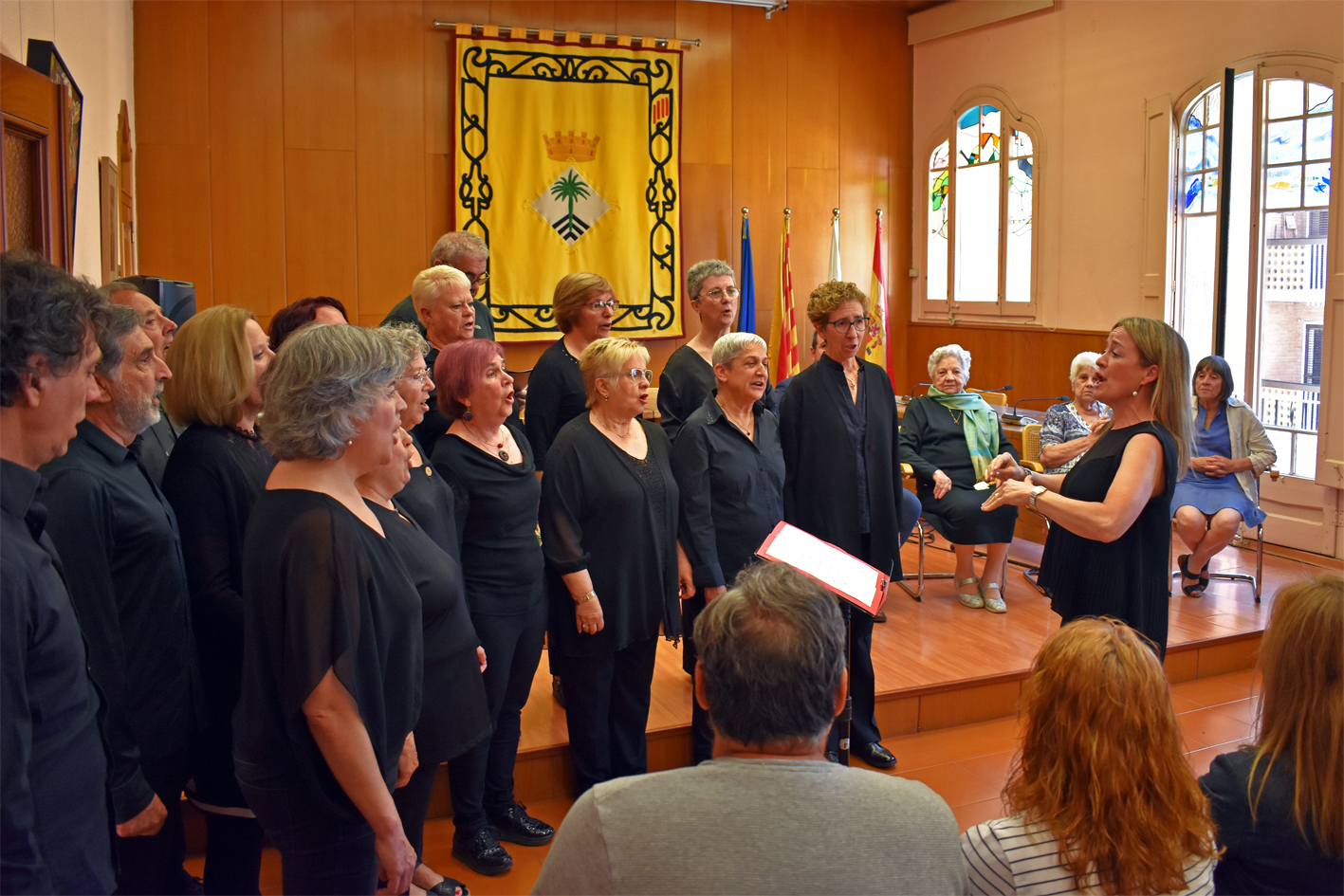 La Coral Sòrissons de l'Escola Municipal de Música interpreta El Cant del Poble durant l'acte institucional en record de l'alcalde Florenci Claret, al saló de sessions de la Casa de la Vila.