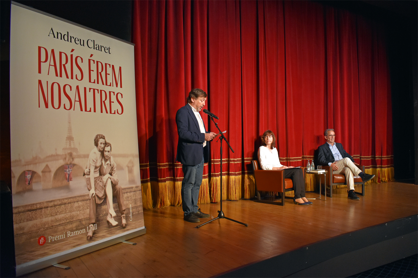 IntroducciÃ³ de lâ€™acte de presentaciÃ³ de la novelÂ·la 'ParÃ­s Ã©rem nosaltres' del periodista i escriptor Andreu Claret, a cÃ rrec de Josep Peramiquel, al Teatre del Foment Cultural, dins del cicle 'Per Sant Jordi, llibres de casa'.