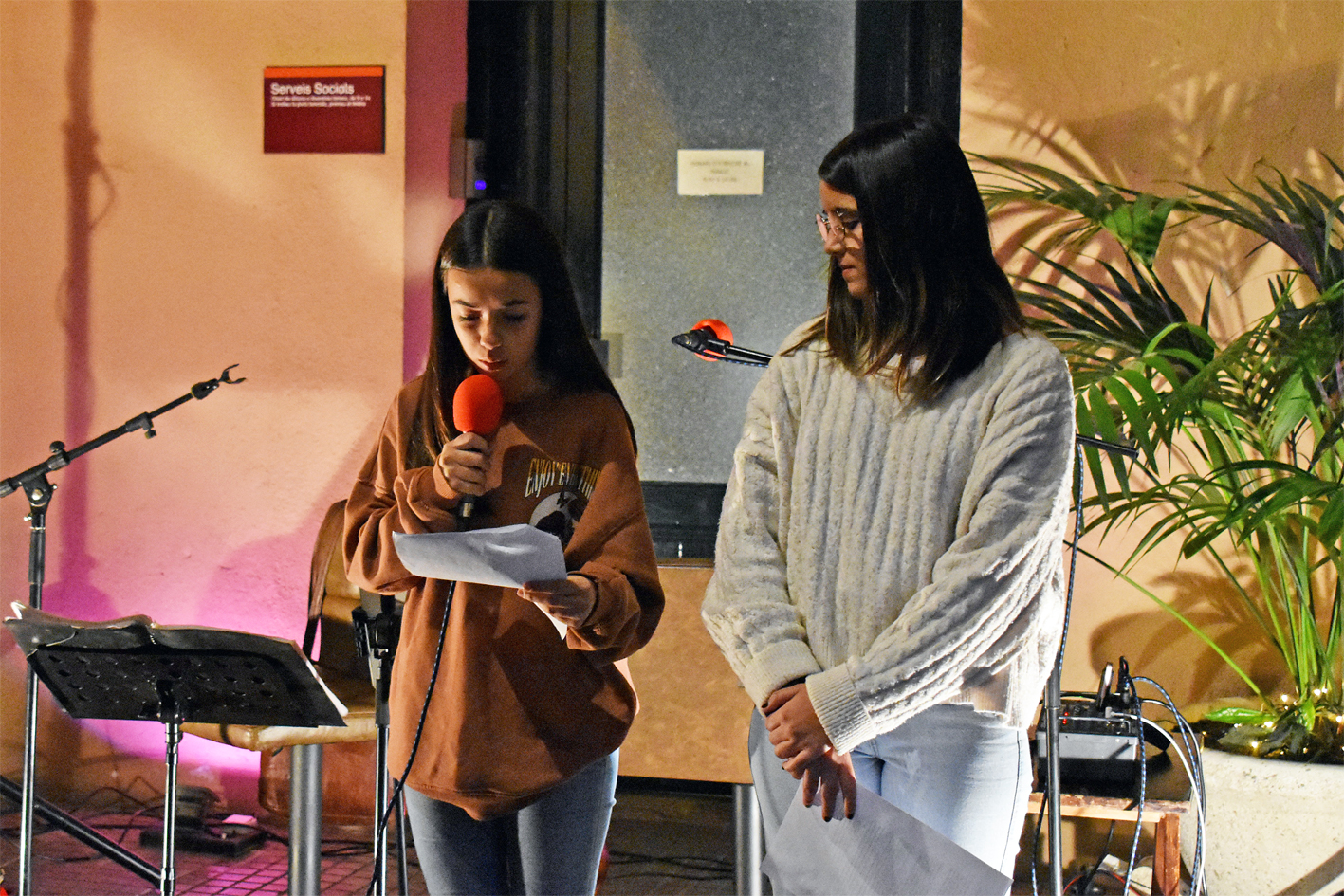 Representants del Casal de Joves llegeixen el manifest institucional durant l'acte central del Dia Internacional per a l'eliminació de la violència envers les dones, celebrat a la Casa de la Vila.