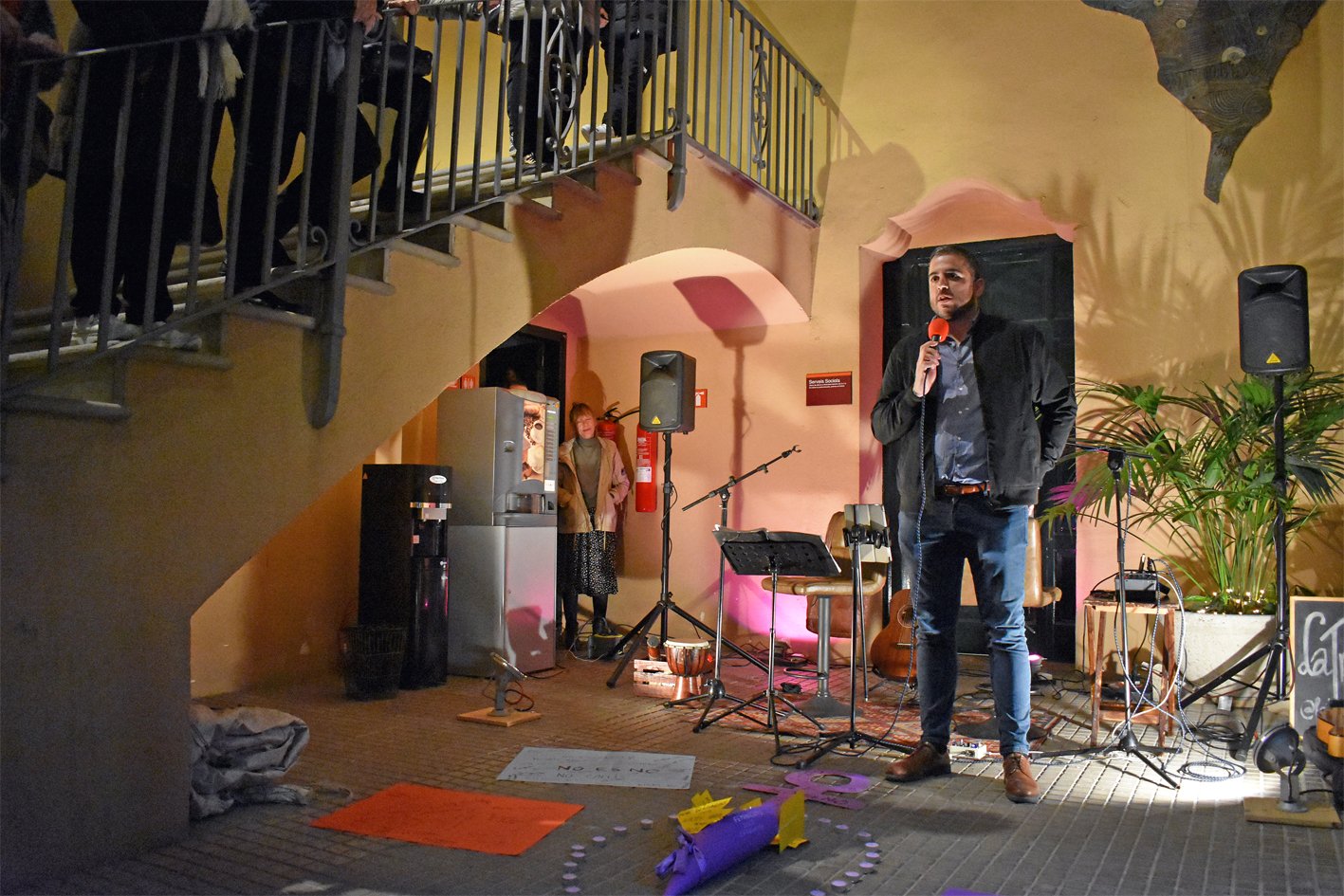 L'alcalde Albert Coberó parla durant l'acte central del Dia Internacional per a l'eliminació de la violència envers les dones, celebrat a la Casa de la Vila.
