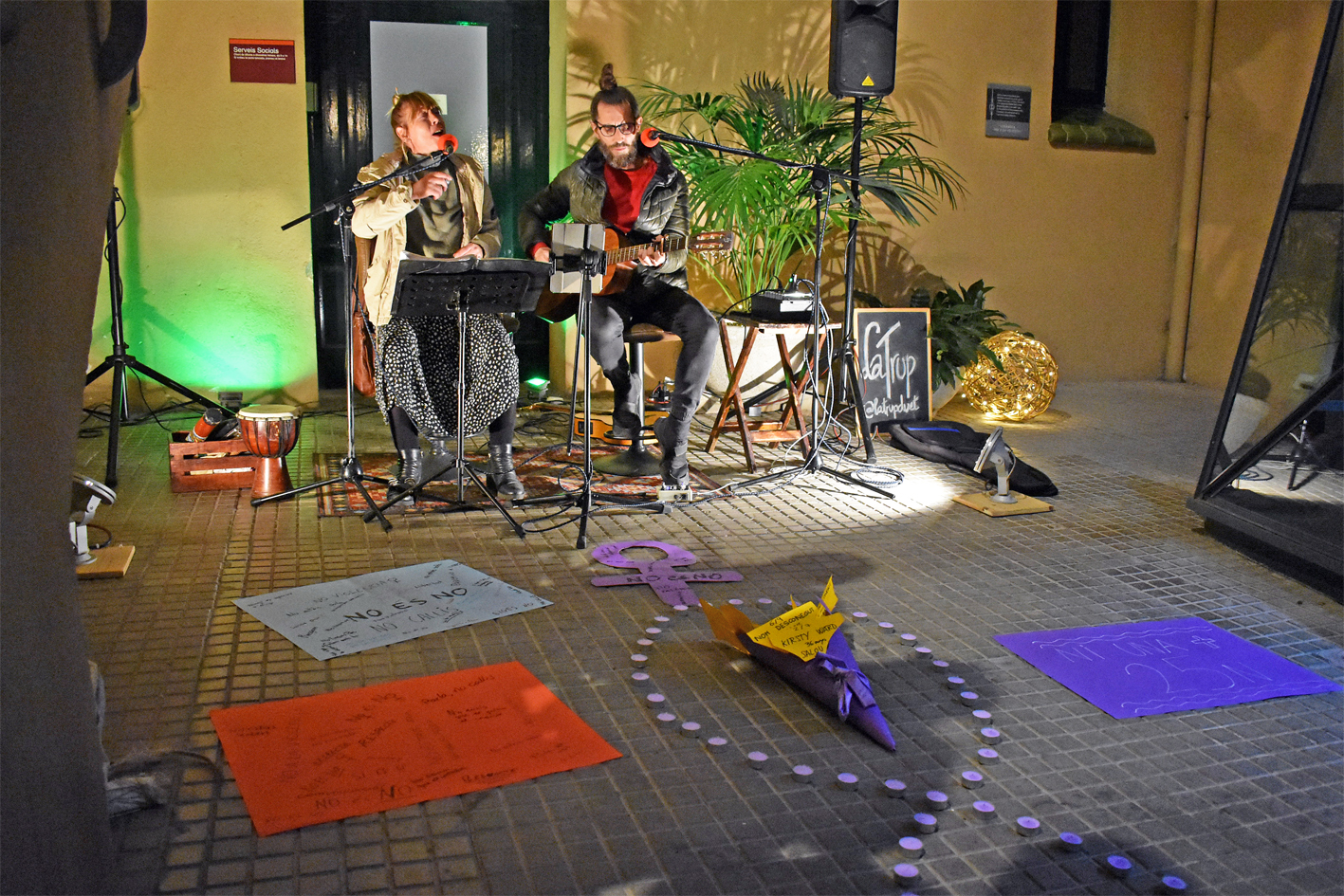 Actuació de LaTrup Duet durant l'acte central del Dia Internacional per a l'eliminació de la violència envers les dones, celebrat a la Casa de la Vila.