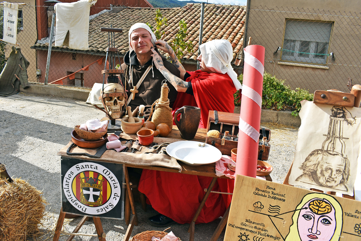 Personatges de la 20a Fira Medieval d'Oficis de SÃºria, al campament de sota l'Era del Castell.