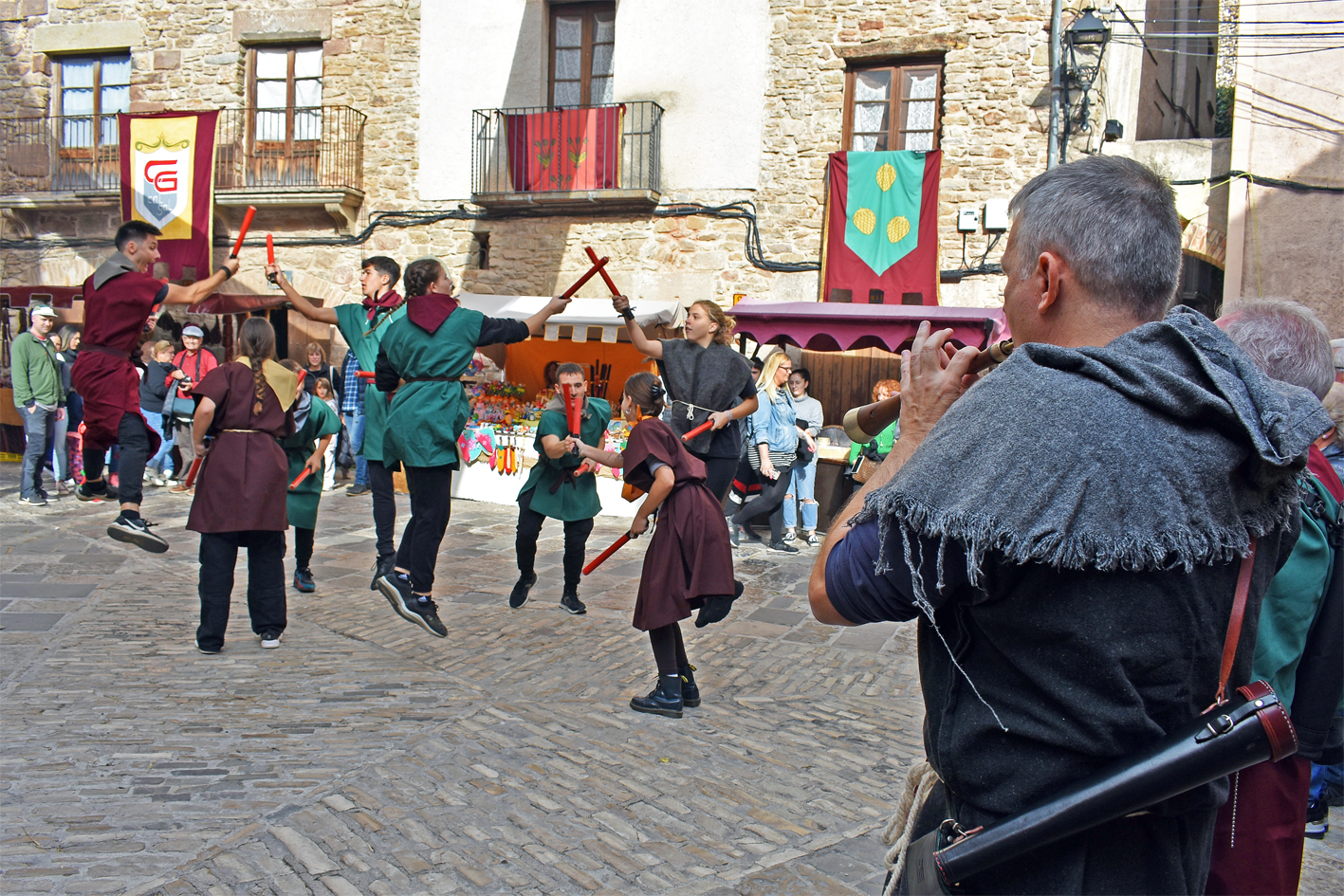 Ball de Bastons a la plaça Major del Poble Vell, durant la 20a Fira Medieval d'Oficis de Súria.
