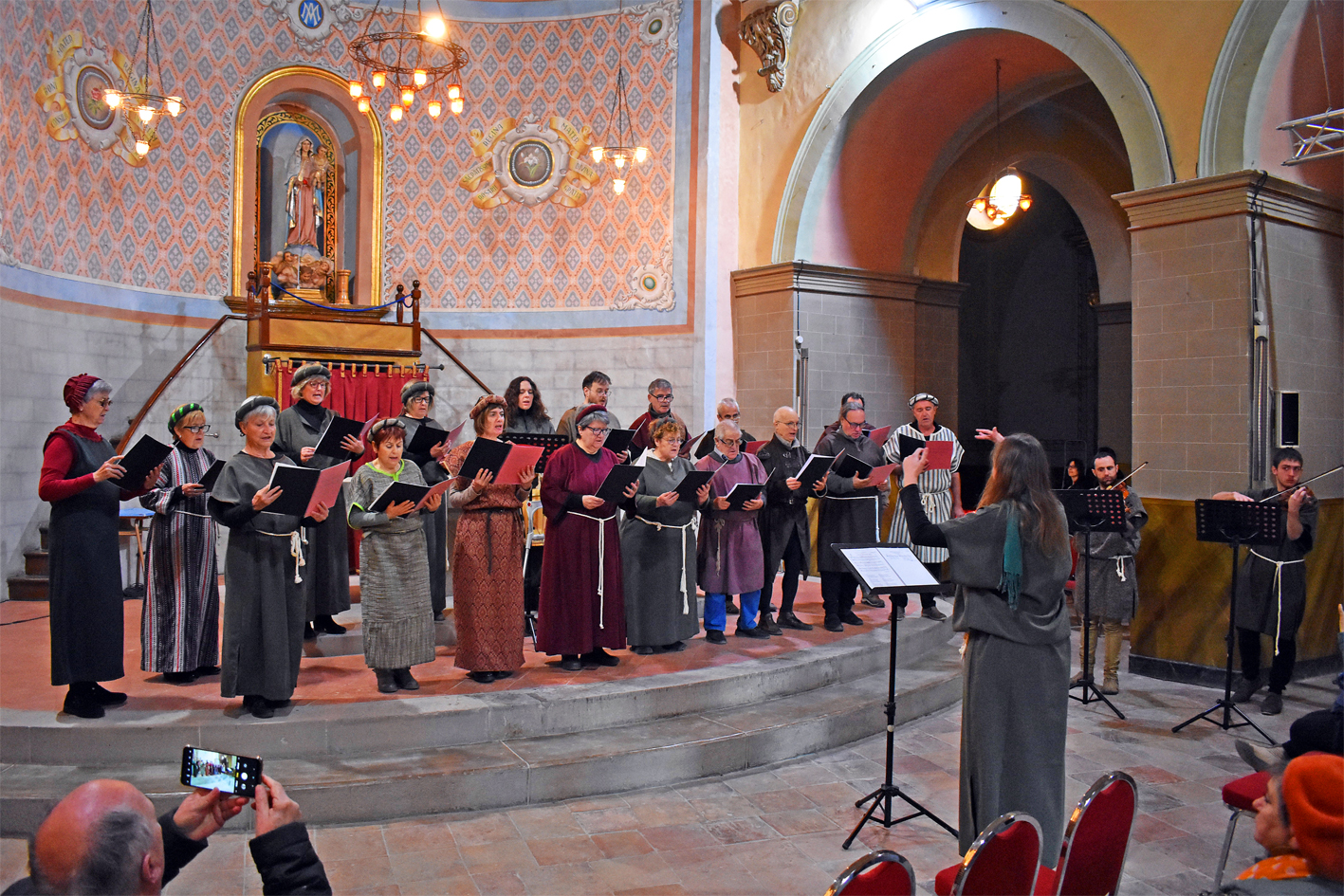 Concert de la Societat Coral La Llanterna a l'Església del Roser, durant la 20a Fira Medieval d'Oficis de Súria.