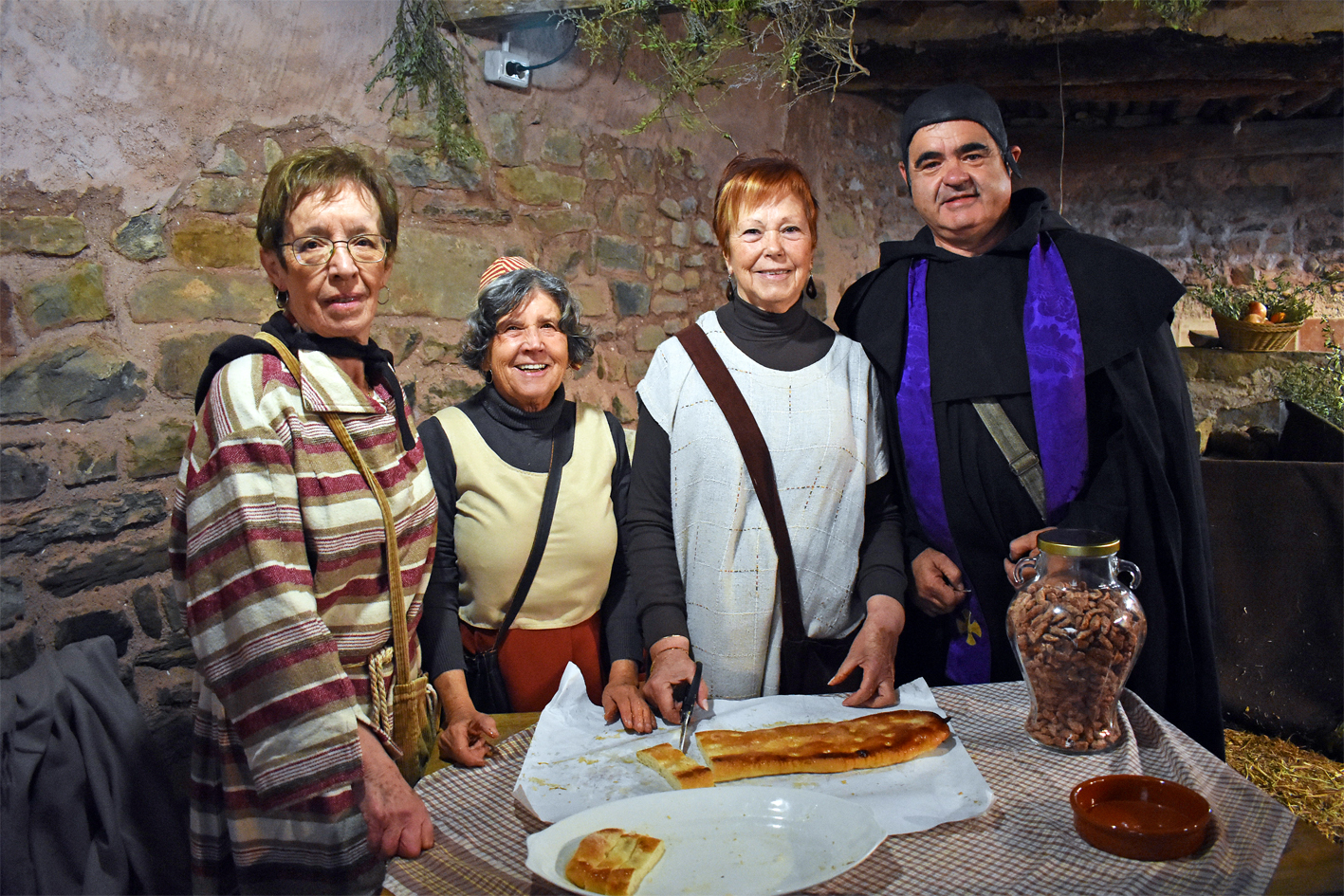 Personatges de la 20a Fira Medieval d'Oficis de SÃºria, al Cau del Casinet.
