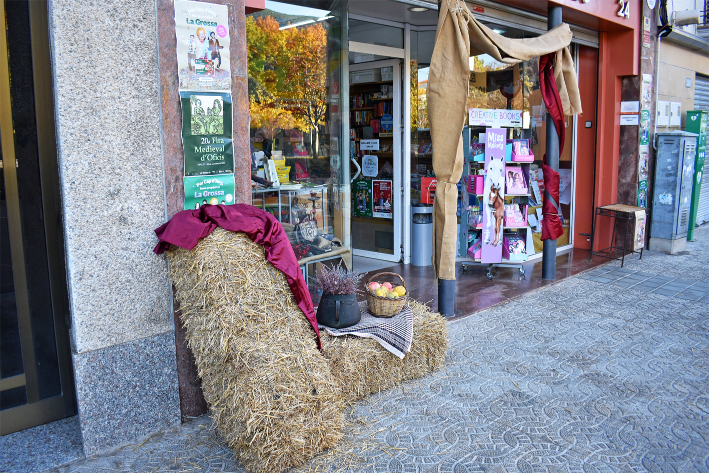 AmbientaciÃ³ dâ€™un establiment comercial del centre de la vila, durant la 20a Fira Medieval dâ€™Oficis de SÃºria.