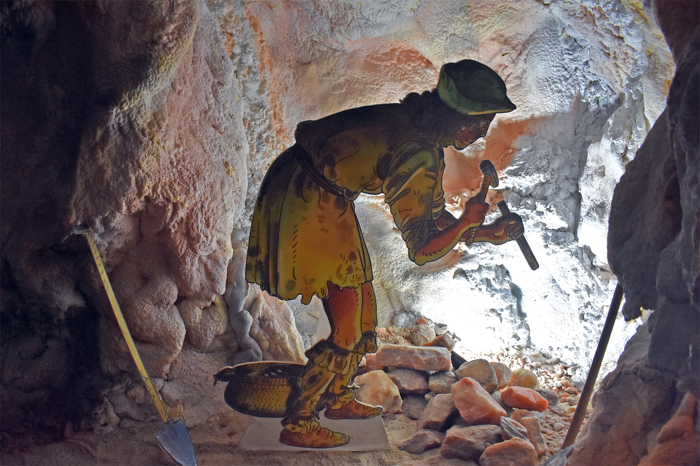 Interior de la mina de sal del tÃºnel de la Bateria, durant la 20a Fira Medieval dâ€™Oficis de SÃºria.