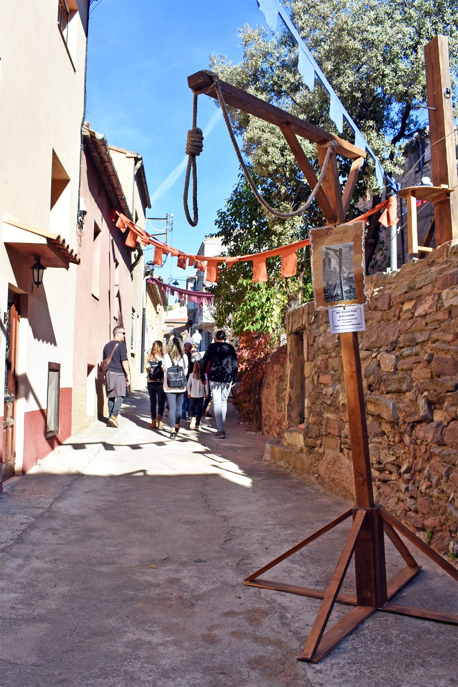 ExposiciÃ³ dâ€™instruments de tortura al carrer del Castell, durant la 20a Fira Medieval dâ€™Oficis de SÃºria.
