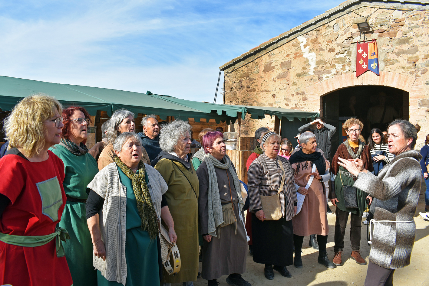 Actuació de la Coral Sòrissons de l'Escola Municipal de Música a l'Era del Castell, durant la 20a Fira Medieval d'Oficis de Súria.