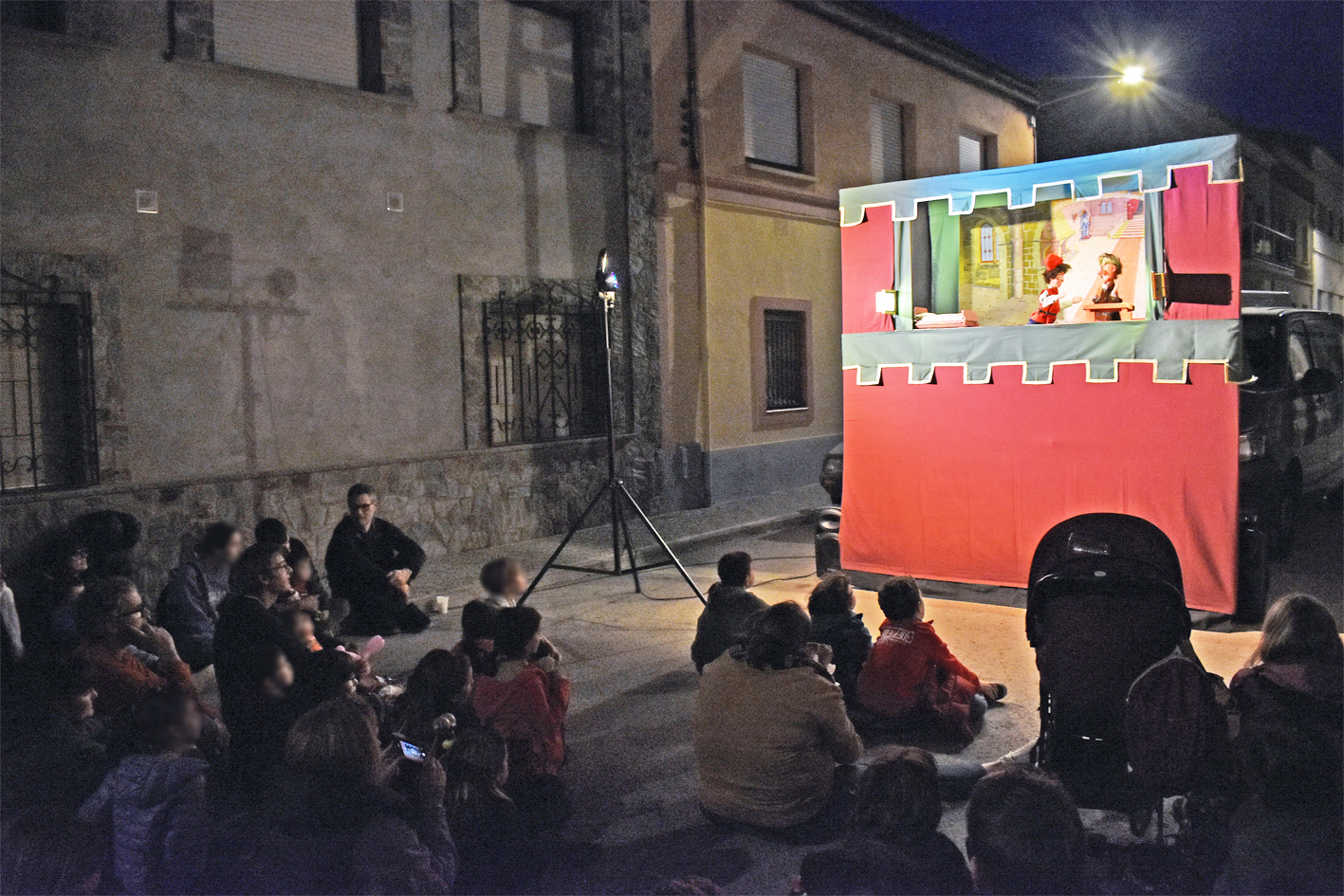 Espectacle de titelles al carrer del Roser, durant la 20a Fira Medieval dâ€™Oficis de SÃºria.