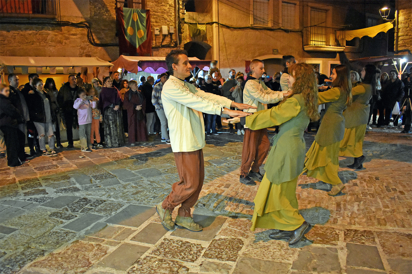 Danses jueves a la plaça Major, durant la 20a Fira Medieval d'Oficis de Súria.
