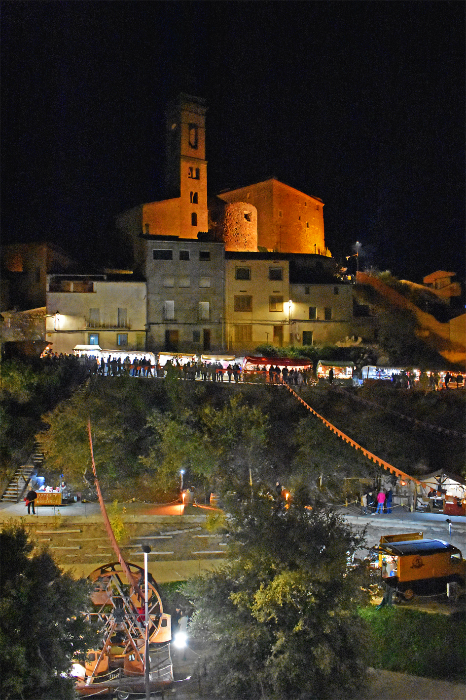 Imatge nocturna del Castell, l'Església del Roser i l'espai firal dels Galàpets, durant la 20a Fira Medieval d'Oficis de Súria.