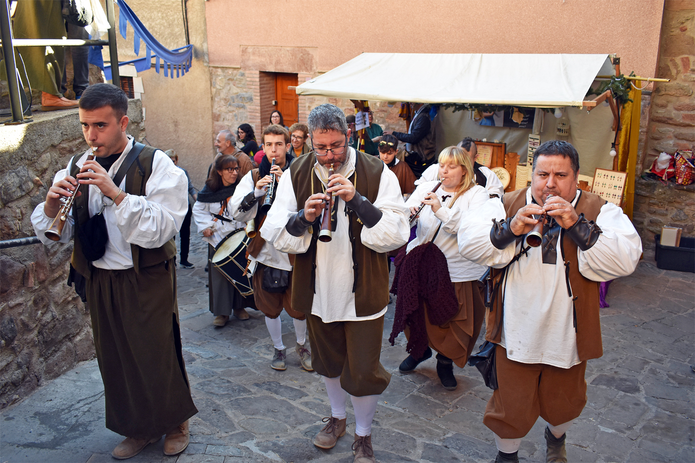 Els Grallers del Poble Vell obren el seguici de la Castlana a lâ€™entorn del Portal de Manresa, durant la 20a Fira Medieval dâ€™Oficis de SÃºria.
