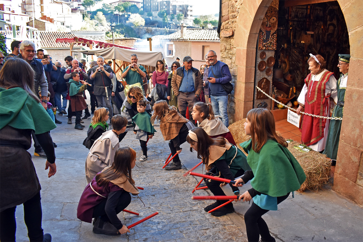 Ball de Bastons al carrer Sant CristÃ²fol durant el seguici de la Castlana, durant la 20a Fira Medieval dâ€™Oficis de SÃºria.