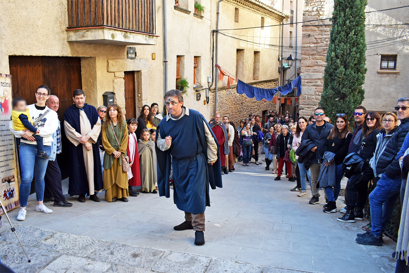 Personatge del seguici de la Castlana al carrer Major, durant la 20a Fira Medieval dâ€™Oficis de SÃºria.