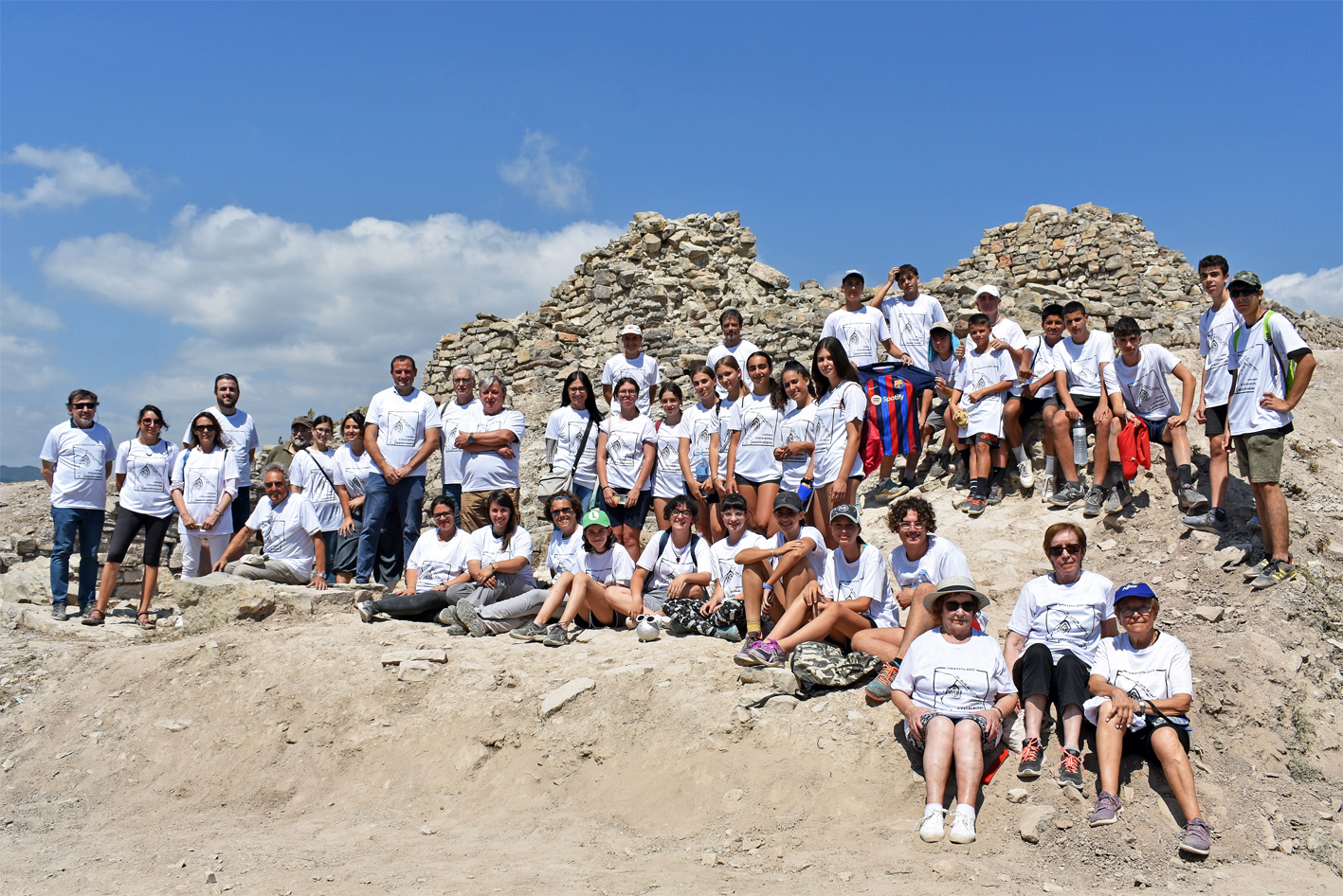Foto de grup de la visita de cloenda de la 18a Campanya d'Excavacions Arqueol&ograve;giques, a l'Espai Patrimonial de les Guixeres.