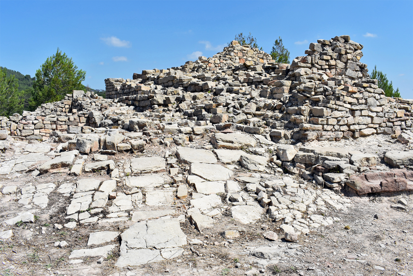 Vista parcial del jaciment medieval del Puig de Sant Pere durant la visita de cloenda de la 18a Campanya d'Excavacions Arqueol&ograve;giques, a l'Espai Patrimonial de les Guixeres.