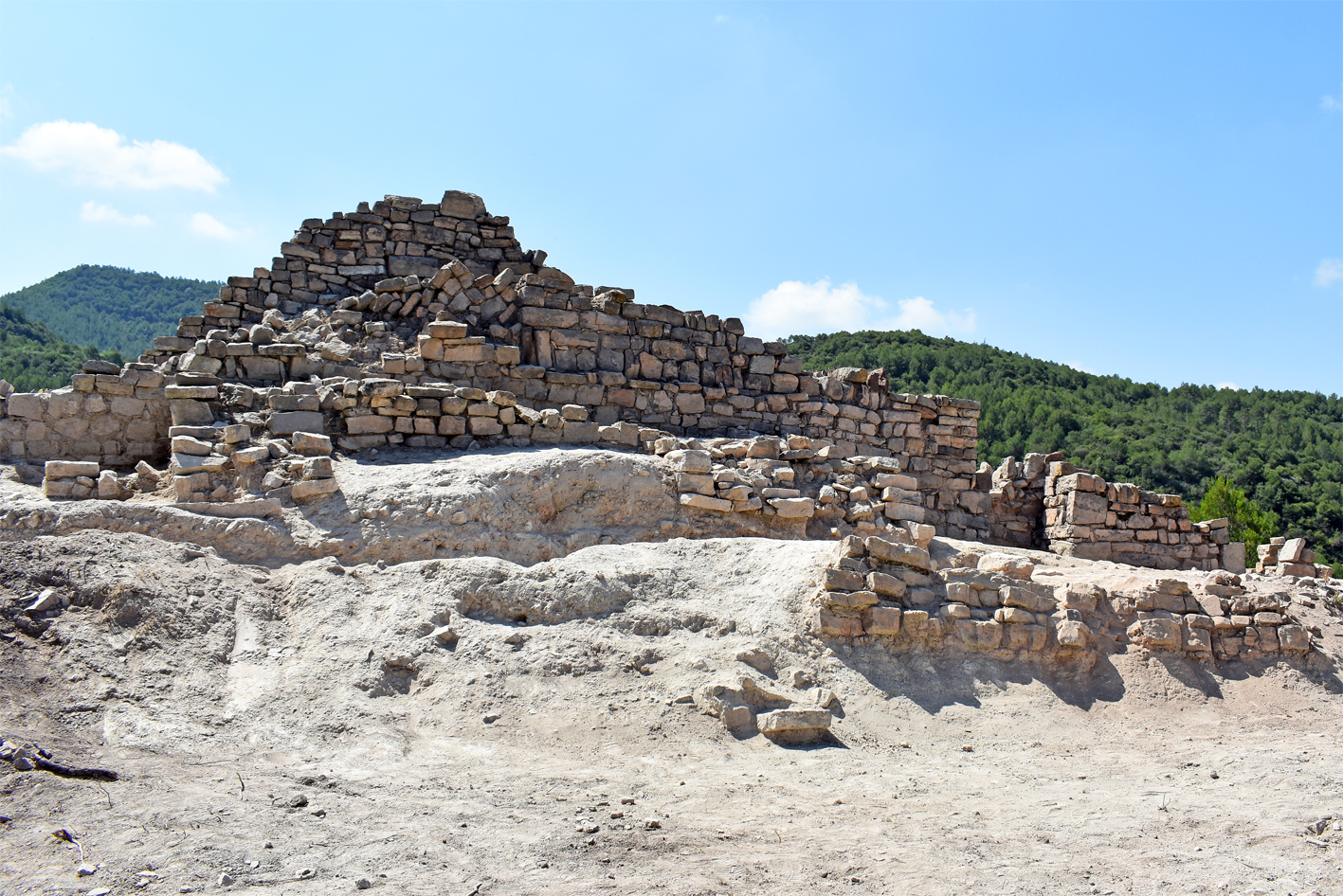 Vista parcial del jaciment medieval del Puig de Sant Pere durant la visita de cloenda de la 18a Campanya d'Excavacions Arqueol&ograve;giques, a l'Espai Patrimonial de les Guixeres.