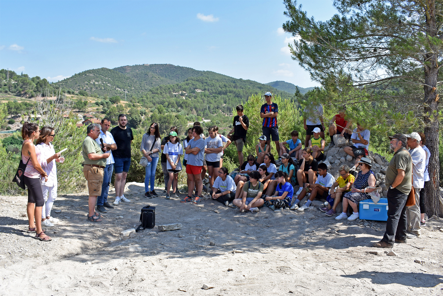 El regidor de Cultura, Albert F&agrave;brega, parla durant la visita de cloenda de la 18a Campanya d'Excavacions Arqueol&ograve;giques, a l'Espai Patrimonial de les Guixeres.