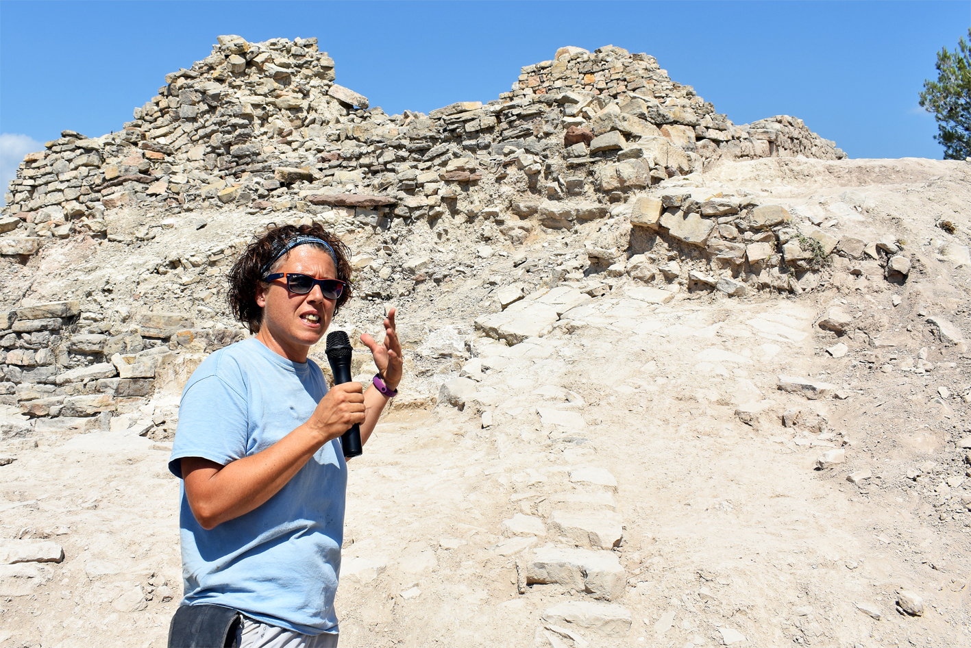 L'arque&ograve;loga Cristina Belmonte, directora dels treballs de la 18a Campanya d'Excavacions Arqueol&ograve;giques, parla durant la visita de cloenda d'aquesta edici&oacute;, a l'Espai Patrimonial de les Guixeres.