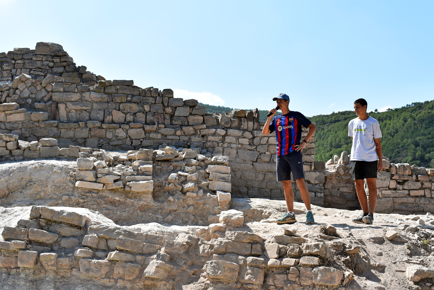 Alumnes de l'Institut Mig-M&oacute;n expliquen les troballes de la 18a Campanya d'Excavacions Arqueol&ograve;giques, durant la visita de cloenda d'aquesta edici&oacute;, a l'Espai Patrimonial de les Guixeres.
